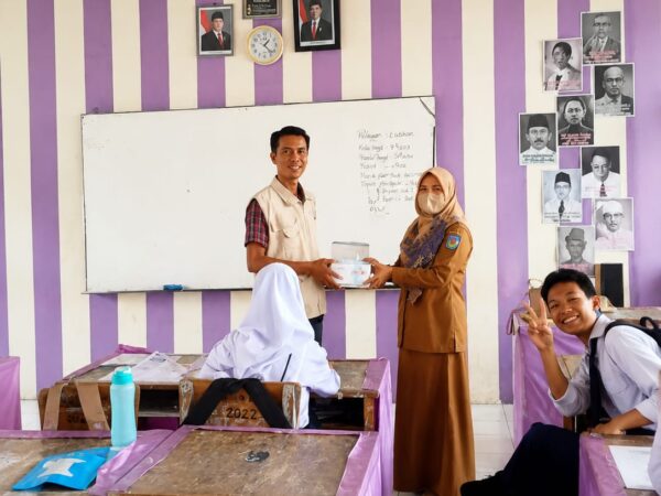 Peduli Kesehatan Anak anak di Tengah Kabut Asap, Medio Oktaviano Bagikan Masker Disekolah