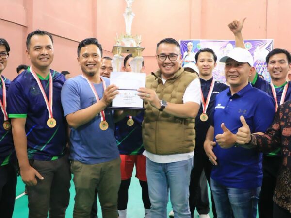 Wali Kota Sungai Penuh, Alfin Bakar Resmi Tutup Turnamen Bulu Tangkis PGRI CUP I