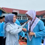 Keren! Elna Hasmita Serahkan Piagam untuk Siswa Berprestasi