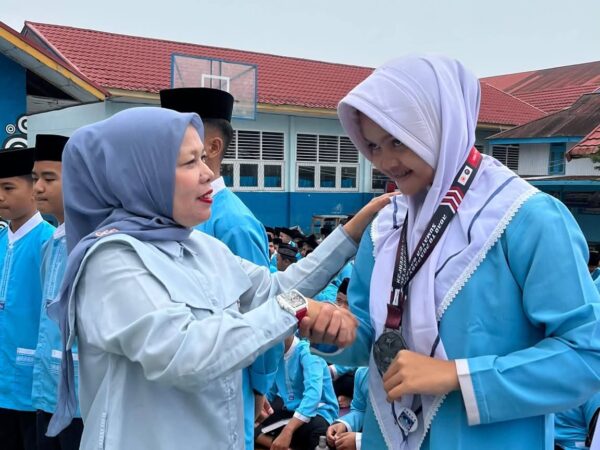 Keren! Elna Hasmita Serahkan Piagam untuk Siswa Berprestasi