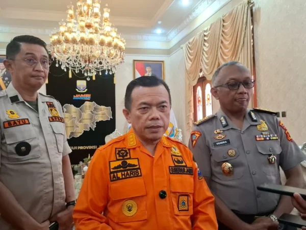Masa Lakukan Demo Dikantornya, Kemana Gubernur Jambi?