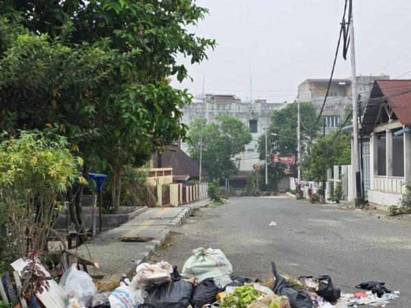 Kesadaran Warga Kurang, Sampah Berserakan di Jalan Dusun Baru Sungai Penuh