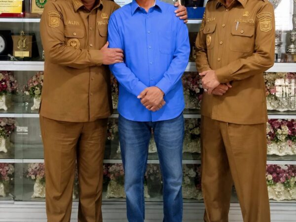 Wali Kota dan Wakil Walikota Sungai Penuh, Alfin Bakar Ucapkan Selamat HUT ke-40 Medio Oktaviano, Pimpinan Redaksi Trenz.id