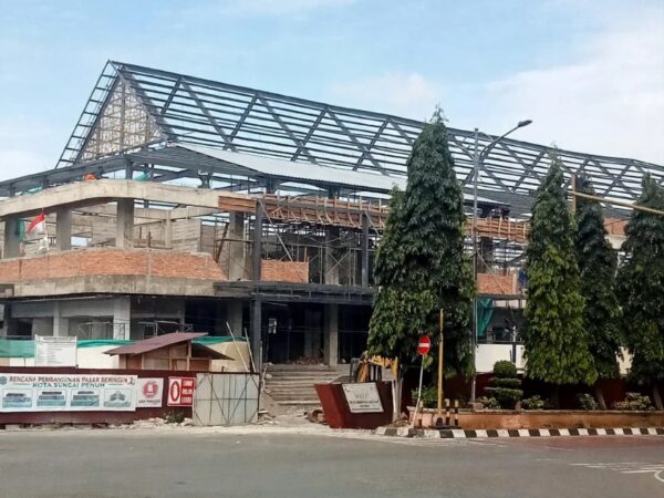 Terus Dipantau Wali Kota Sungai Penuh, Pembangunan Pasar Beringin Jaya Mulai Pasang Atap