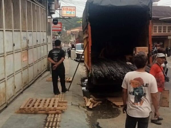 Jalan MH Thalib Kerap Rusak, Wali Kota Cari Solusi dan Warga Soroti Bongkar Muat