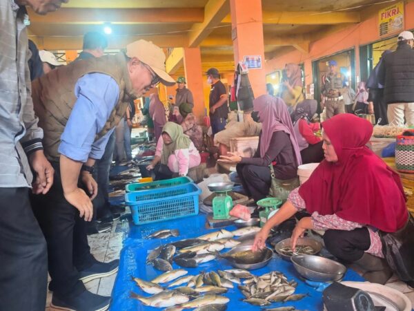 Cegah Jual Beli Lapak, Pemkot Sungai Penuh Serahkan SPT Pedagang Pasar Tanjung Bajure