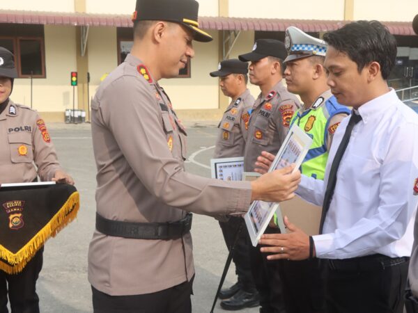 Keren! Bripka Arie Syaputra Terima Penghargaan dari Kapolres Kerinci